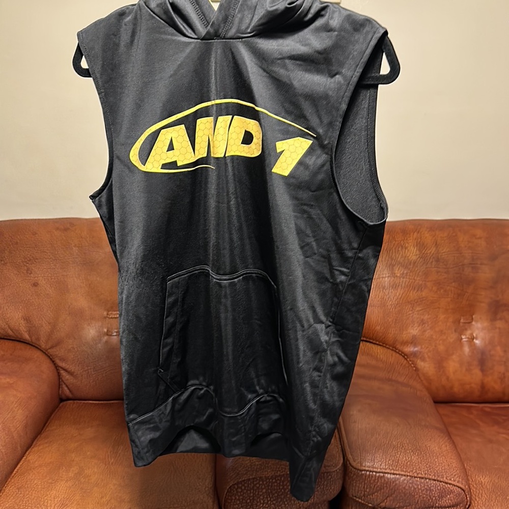 AND1 SLEEVELESS HOODIE SIZE S/CH IN EXCELLENT CONDITION